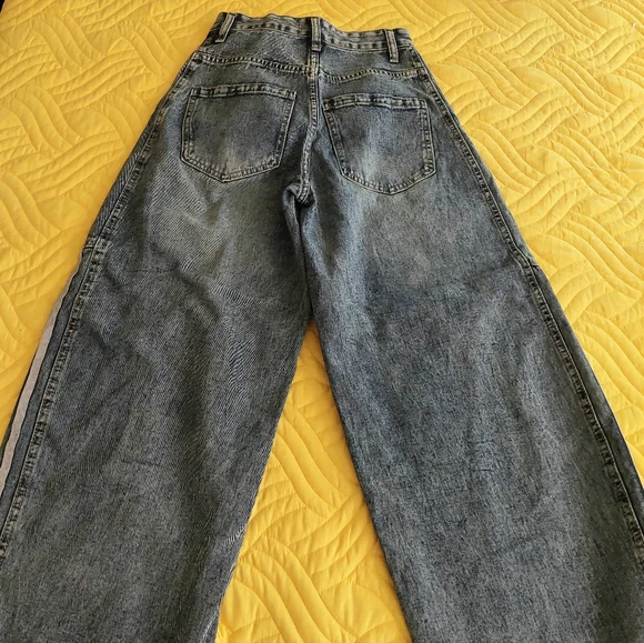 Micas NWT Light Wash Barrel Jeans Size XS - Picture 3 of 8